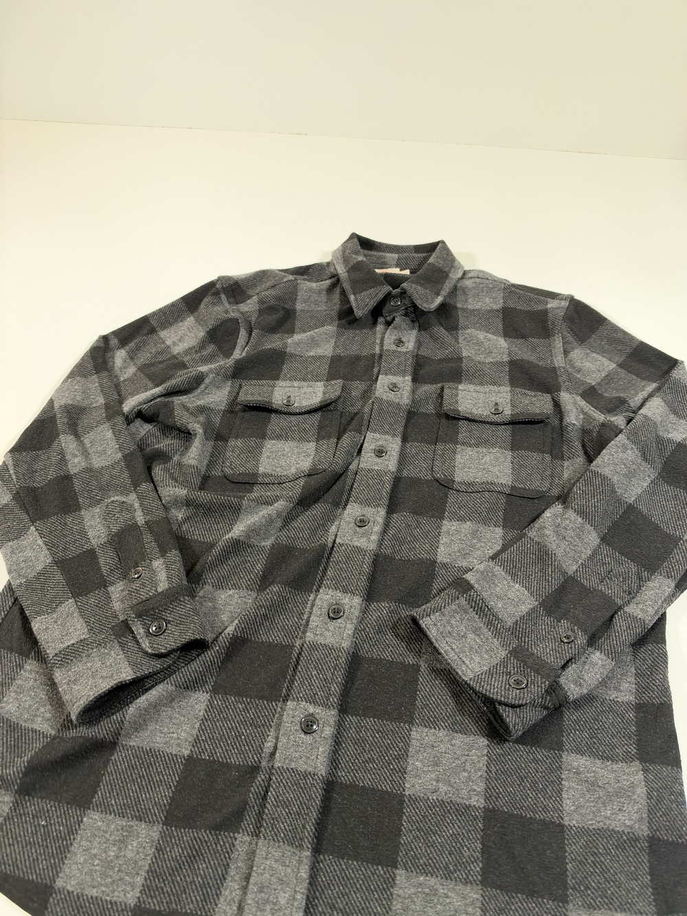 Faherty Legend Sweater Shirt Men's Large Gray Black Buffalo Check Plaid Knit